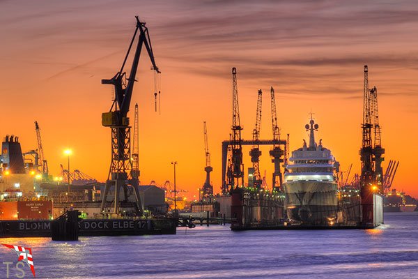 Sonnenuntergang im Hafen mit der Eclipse im Dock Elbe 17