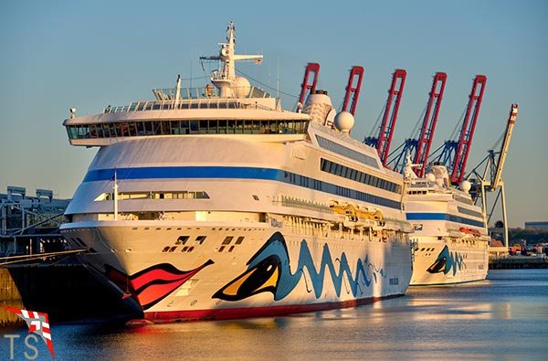 Goldene Stunde mit AIDAaura und AIDAcara