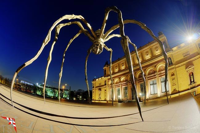 Maman zur blauen Stunde an der Kunsthalle