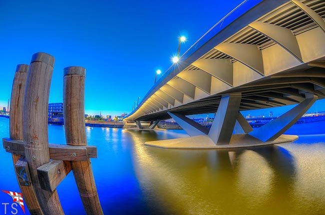 Baakenhafenbrücke zur blauen Stunde