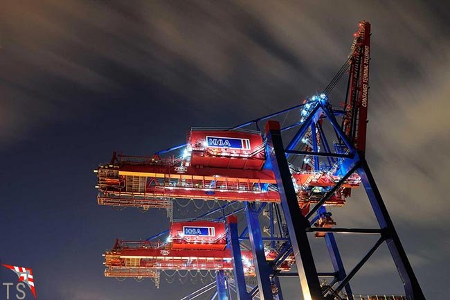 Containerbrücke zur Nacht