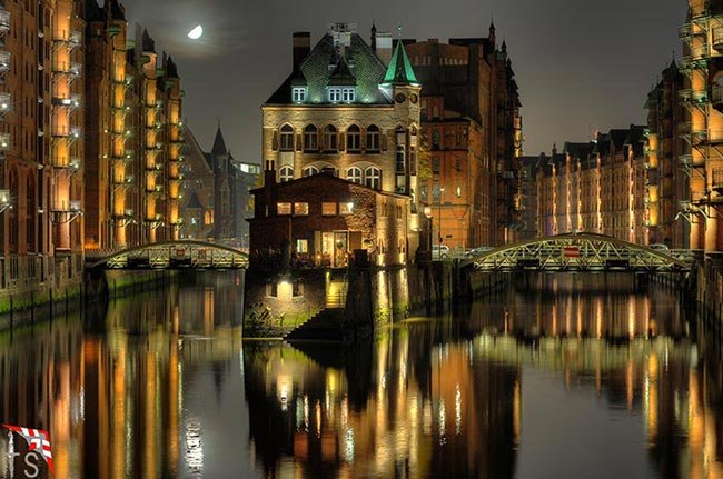 Poggenmühle in der Speicherstadt zur Nacht