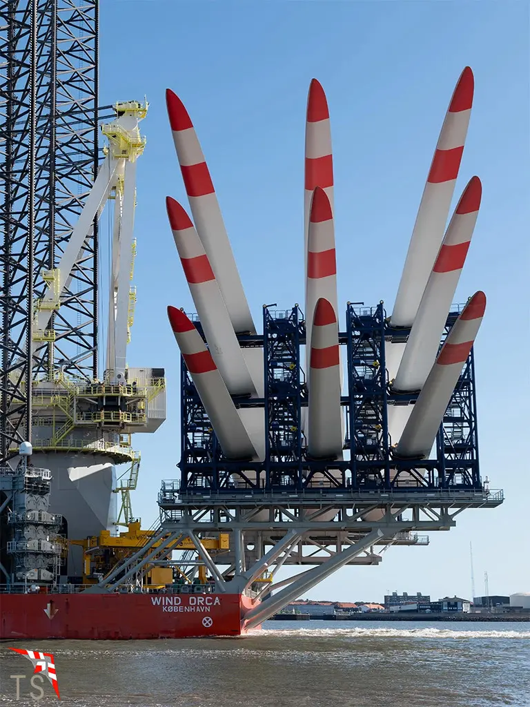 Blades auf dem Weg zu den Windkraftanlagen in der Nordsee