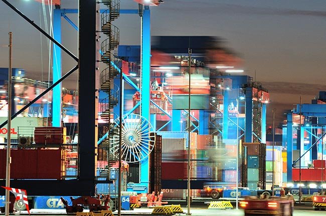 Action im Container Terminal Altenwerder