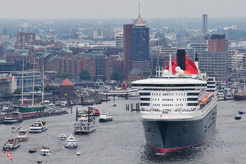 Queen Mary 2 beim Auslauf in Hamburg