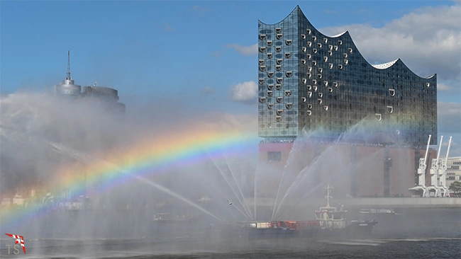 Regenbogen vor der Elbphilharmonie mit Feuerlöschboot